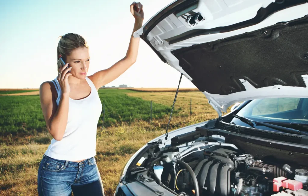 Femme en panne de voiture sur la route